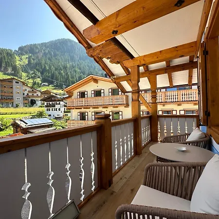 Family Ski-in Ski-out Канацеї