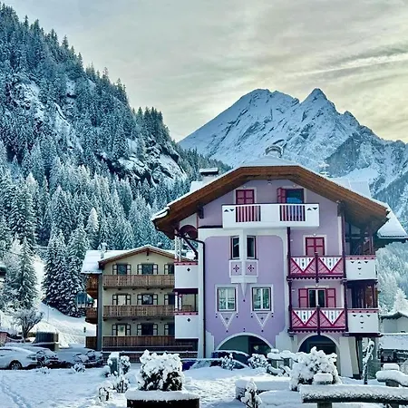 Family Ski-in Ski-out فندق مبيت وإفطار كنازاي