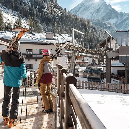 Family Ski-in Ski-out Канацеї