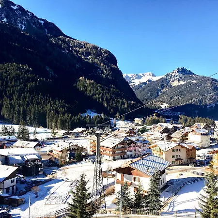 Family Ski-in Ski-out Frühstückspension Canazei