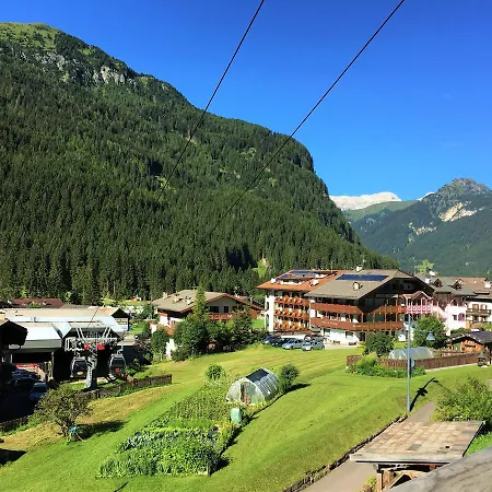 Family Ski-in Ski-out فندق مبيت وإفطار كنازاي