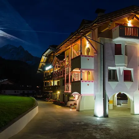 Family Ski-in Ski-out Frühstückspension Canazei